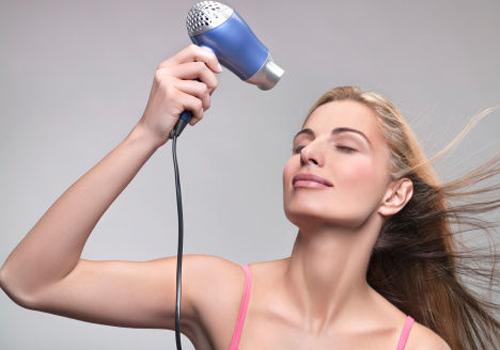 坐月子洗头可以用吹风机吗 坐月子洗头能吹吹风机吗-九图集