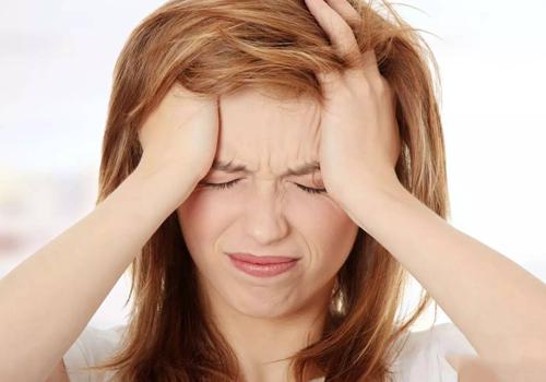 月子里哭有什么危害（月子里哭有什么危害怎么补救方法）-九图集