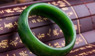翡翠手镯可以带着洗澡吗（翡翠镯子洗澡可以戴吗）-九图集
