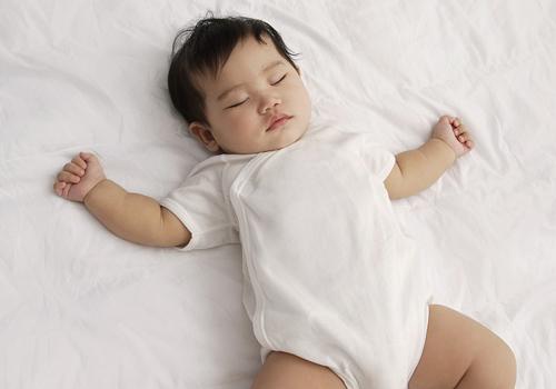 刚出生的宝宝睡觉老是一惊一惊的（新生婴儿睡觉时老是一惊一惊的）-九图集