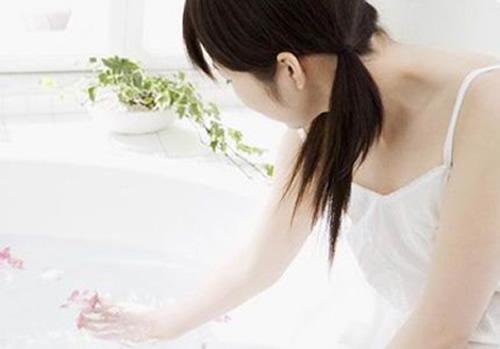 夏天坐月子可以洗澡吗 夏天坐月子可以洗澡吗?-九图集