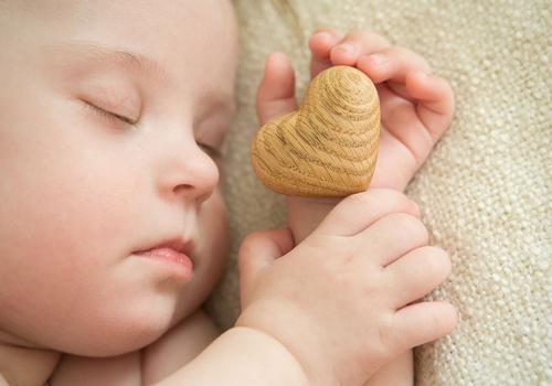 如何让宝宝睡整夜觉（怎样让婴儿睡整夜觉）