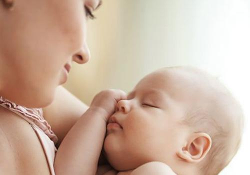 抱宝宝睡觉好不好 小宝宝抱着睡觉好吗-九图集