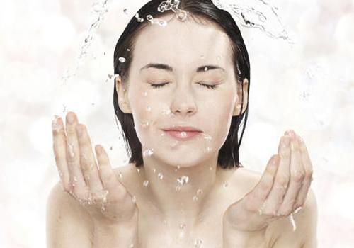 月子里为什么不能碰冷水(月子里是不是不能碰冷水)-九图集