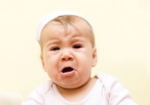 新生儿晚上睡觉老是使劲还哼哼（新生儿晚上睡觉老是使劲还哼哼抱起来就没事了）-九图集