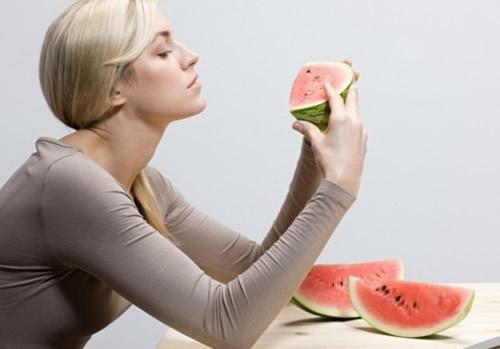 夏天坐月子能吃西瓜吗 夏天坐月子能吃西瓜吗?-九图集