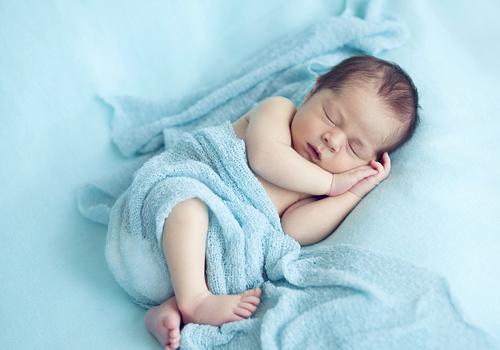 宝宝20天了睡觉哼哼使劲怎么回事（20天左右的宝宝睡觉时老哼哼唧唧咋回事）-九图集