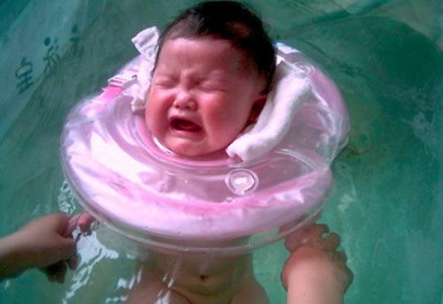 宝宝游泳哭闹怎么办（婴儿游泳时哭闹的原因和解决方法）-九图集