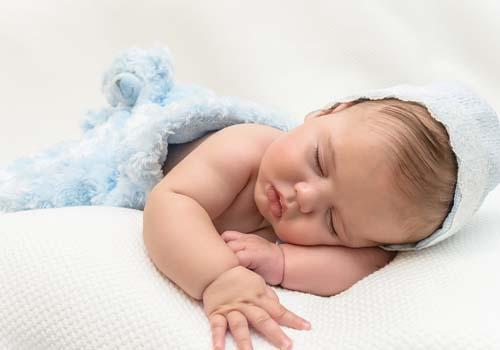 冬天宝宝睡觉穿多少衣服 冬天宝宝睡觉时穿多少合适-九图集