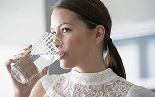 坐月子上火喉咙痛怎么办 坐月子上火喉咙痛怎么办啊-九图集