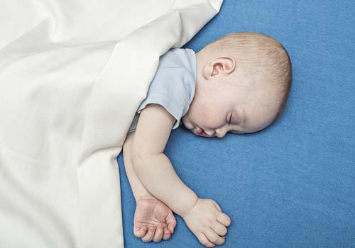 冬天宝宝睡觉盖什么被子(冬天宝宝睡觉盖什么被子最好)