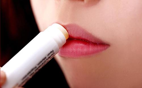 坐月子嘴唇干裂怎么办 月子里嘴唇干裂怎么回事-九图集