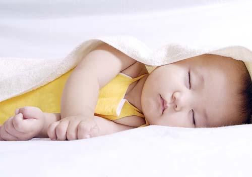 冬天宝宝睡午觉要脱外套吗（冬天宝宝睡午觉要不要脱外套）-九图集